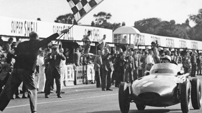 1960年摩纳哥大奖赛，斯特林·莫斯驾驶路特斯赛车赢得了该品牌的首场大奖赛胜利