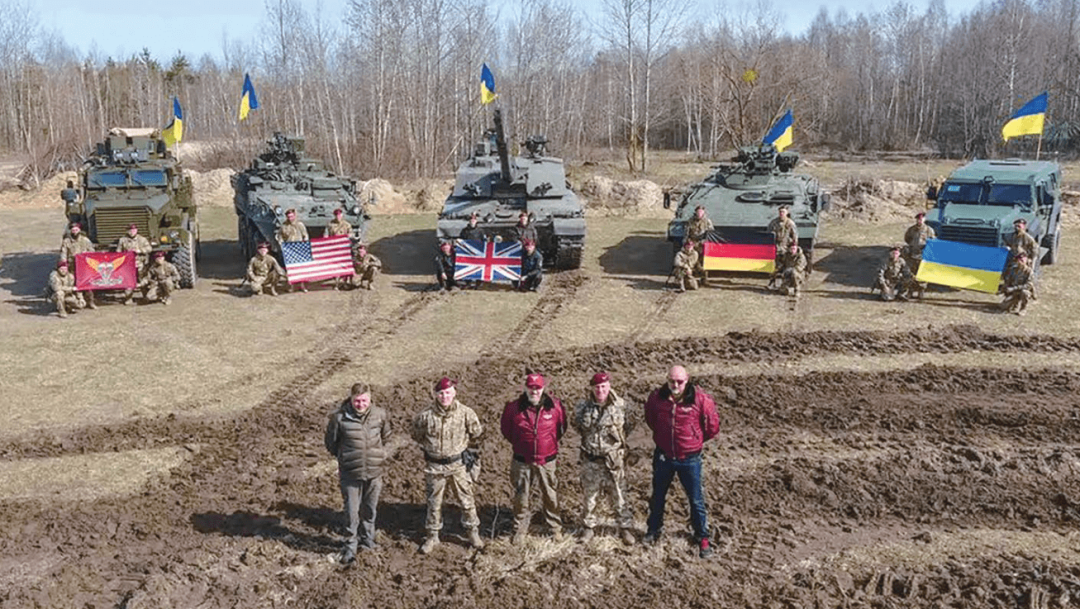 从左至右分别是：“美洲狮”防雷车、“斯崔克”装甲车、“挑战者2”主战坦克、“黄鼠狼”步兵战车、“罗谢尔”轻型装甲车图：乌克兰国防部