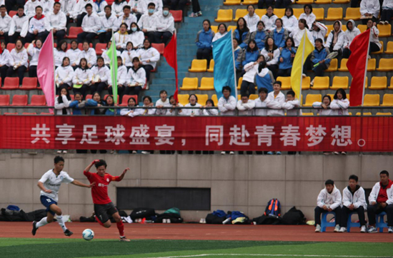 第二届中国青少年足球联赛，都匀一中（红）得以在主场作战。中国足协供图