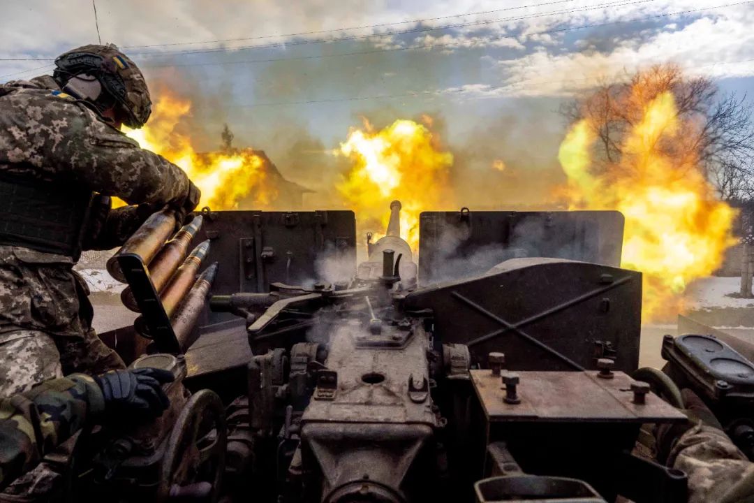 4月2日，巴赫穆特地区，俄乌冲突持续，乌克兰军人在前线附近发射炮弹。图/澎湃影像