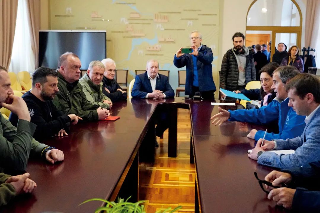 3月27日，扎波罗热地区，乌克兰总统泽连斯基（左二）会见了国际原子能机构总干事格罗西（右二）。图/视觉中国