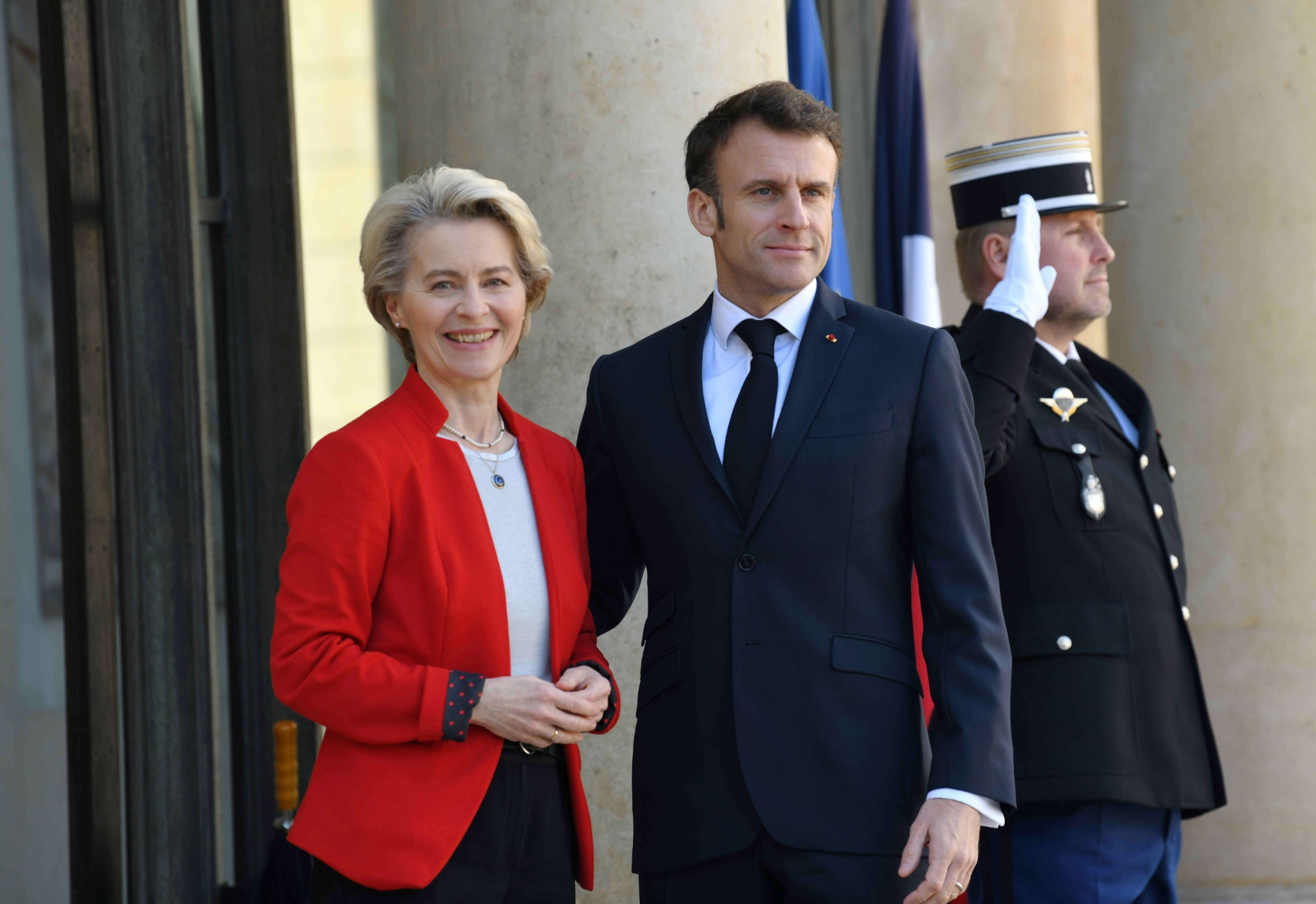  ▲当地时间2023年4月3日，法国总统马克龙在巴黎爱丽舍宫会见欧盟委员会主席冯德莱恩。此次访华，也是两人同行。图/IC photo