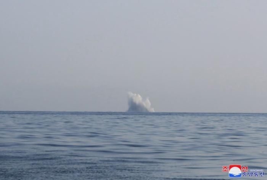 　3月25日至27日，朝鲜进行潜水式战略武器系统试验。图片来源：朝中社
