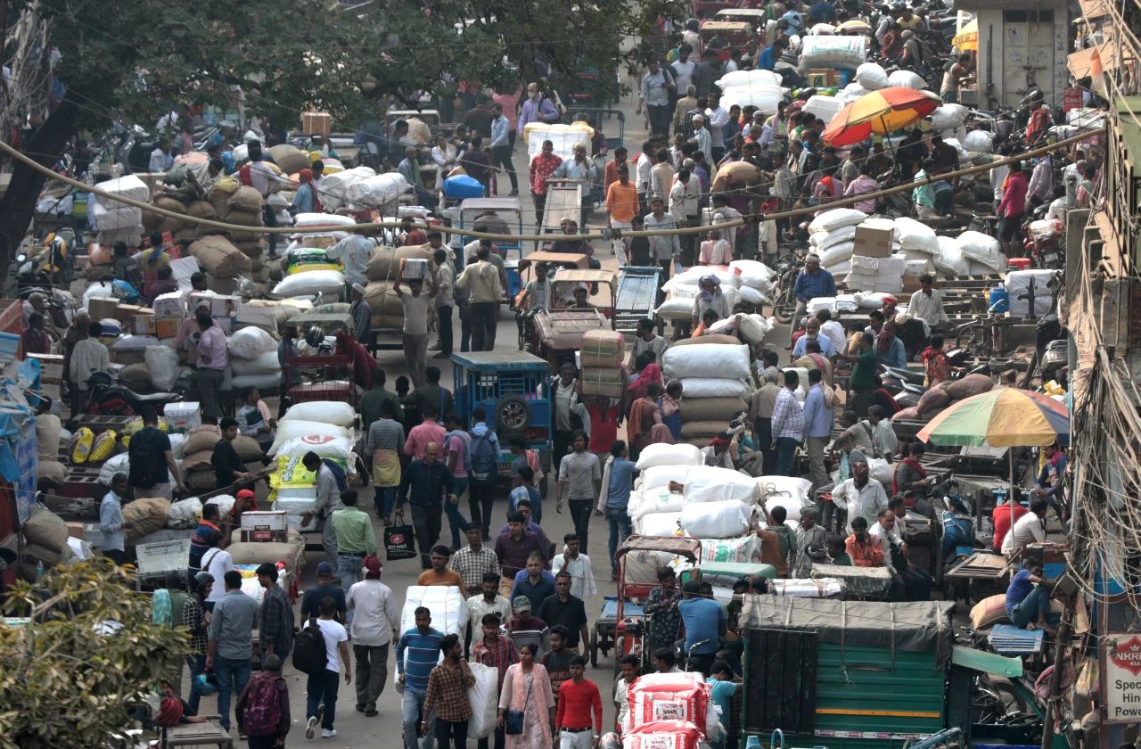 当地时间2022年11月15日，印度德里老城区，民众从拥挤的批发市场走过。图/IC Photo