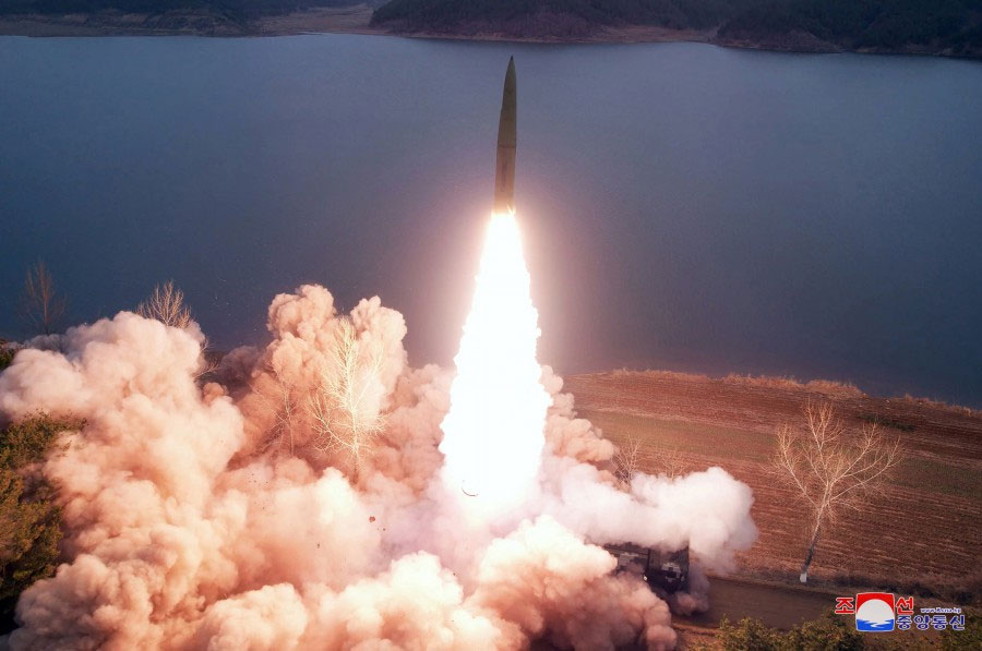 朝鲜试射地对地战术弹道导弹 图自朝中社