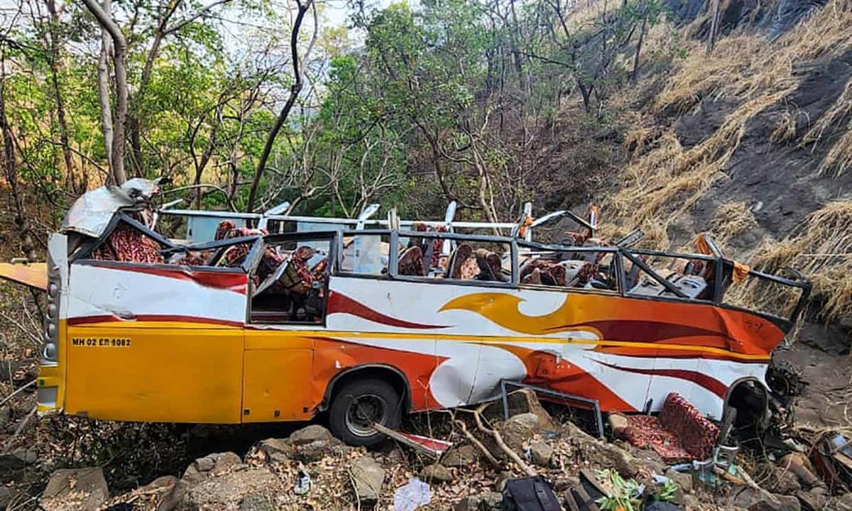 印度一辆载有音乐剧团的大巴坠入峡谷，致13死29伤