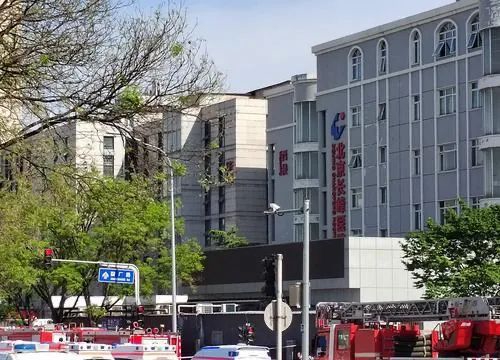  4月18日拍摄的北京长峰医院救援现场。新华社记者 张晨霖 摄