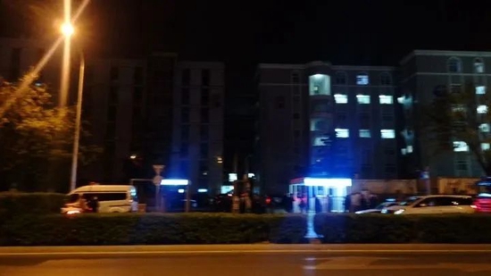  晚上11点的北京长峰医院，左边为东楼，右边为西楼。受访者供图