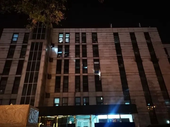  起火点位于北京长峰医院东楼，晚上11点仍有工作人员拿着手电筒勘测。受访者供图