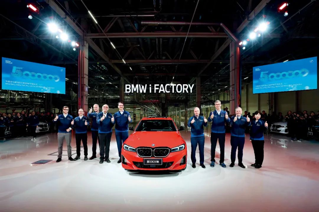 2月20日，辽宁沈阳，一辆全新纯电动BMW i3 eDrive40L驶下BMW iFACTORY铁西工厂里达厂区生产线，标志着宝马沈阳生产基地累计生产500万辆车。图/中新