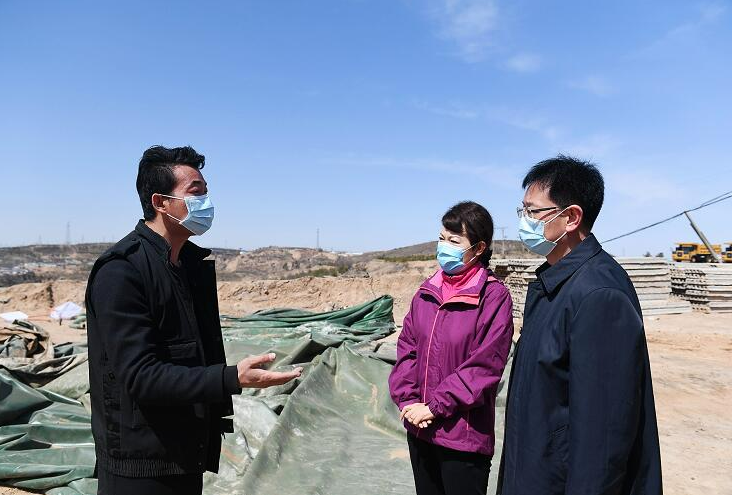 去年4月2日，王莉霞来到准格尔旗大塔新村，对群众举报的违建化工原料池进行暗访。（来源：内蒙古日报）