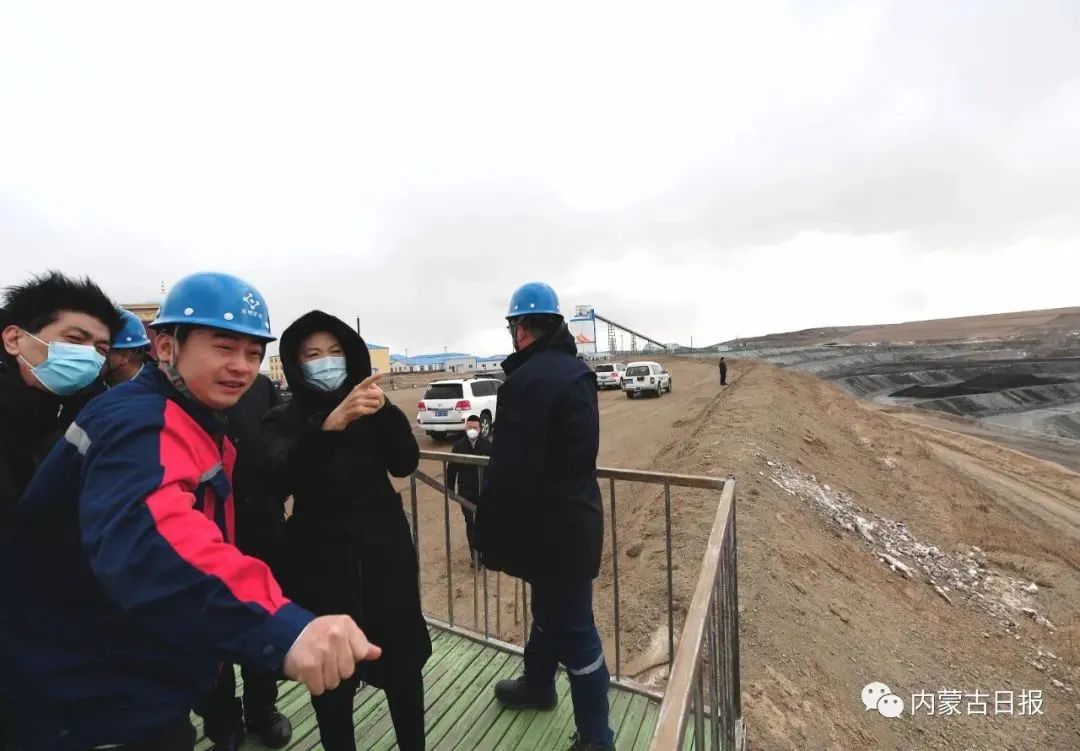  今年4月11日，王莉霞不打招呼直奔东明矿业露天煤矿现场察看生产情况。（来源：内蒙古日报）