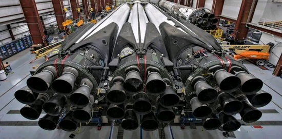  猎鹰重型火箭也采用了27台发动机并联的方式
