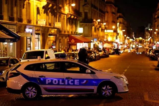  ·2017年4月20日，在法国巴黎，警察封锁香榭丽舍大街附近的道路。