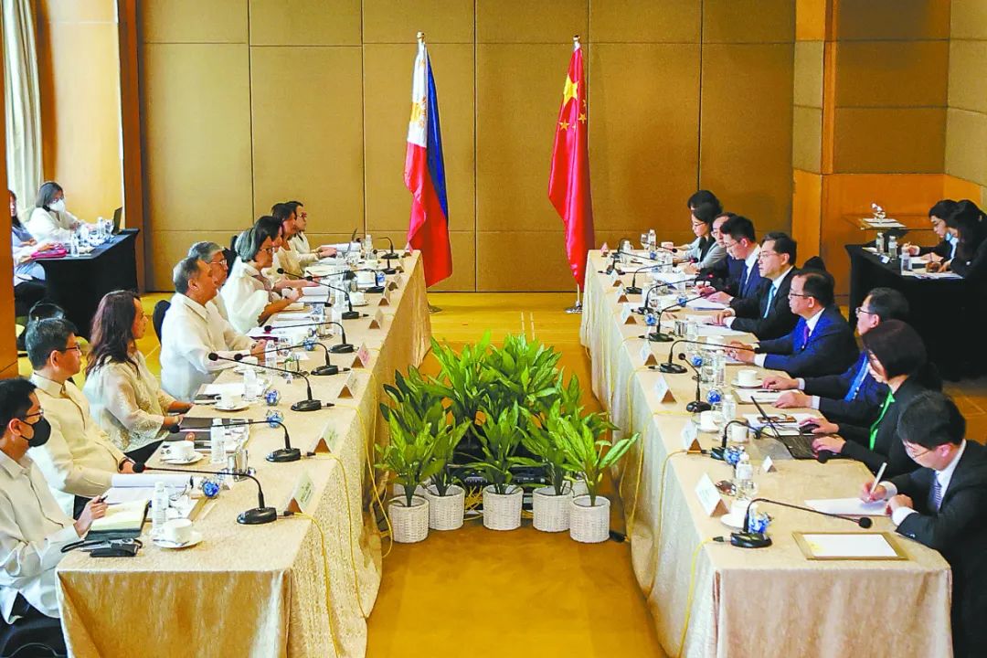 4月22日，应邀对菲律宾进行正式访问的中国国务委员兼外交部长秦刚与菲律宾外长马纳罗举行会谈。图源：外媒