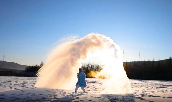 ·都波在零下40度的环境中拍摄“泼水成冰”。