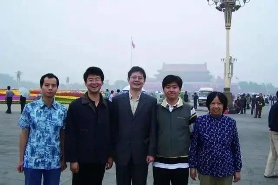 ·2004年，在龙芯2C芯片设计运行成功后，黄令仪（右一）与龙芯课题组成员到天安门看升旗。