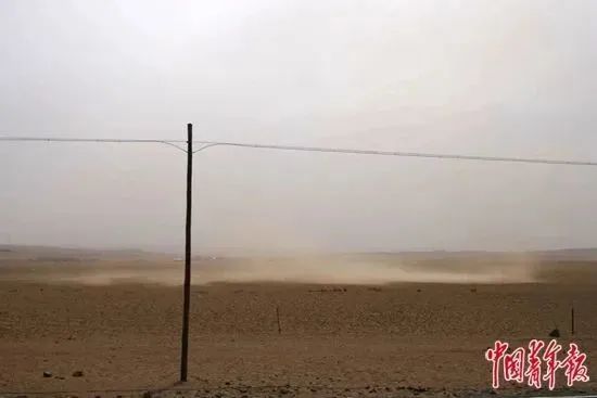  4月18日，内蒙古包头，天气晴朗，一阵风卷着沙尘从达茂旗的草原上刮过。李强 / 摄