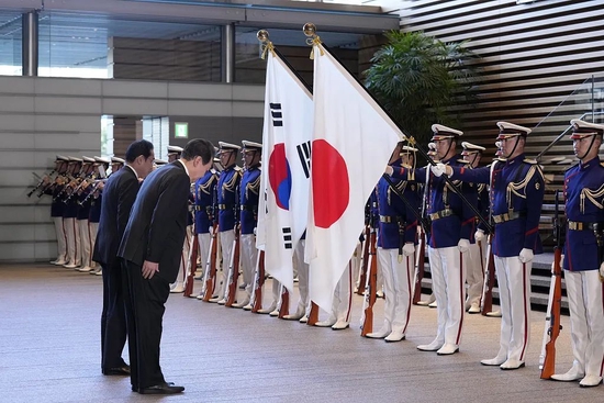  3月中旬，尹锡悦访日期间，向日本国旗鞠躬