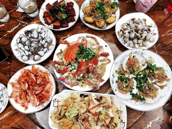 在温州期间，父母亲烧的一顿家常晚餐，有温州当地的梭子蟹、花蚶、花螺、年糕等，海鲜几乎是我们每餐主角。摄/陈淑莲