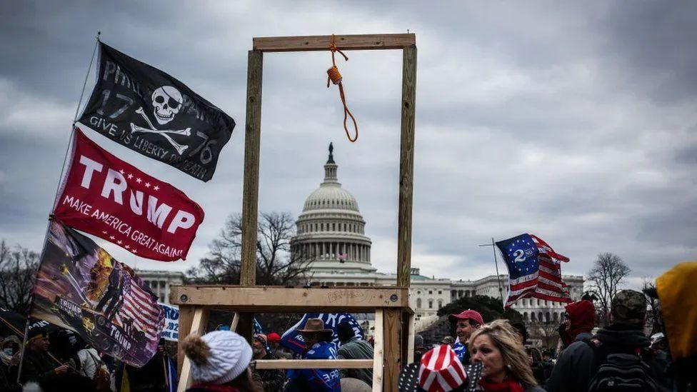 ·2021年1月6日，特朗普支持者在国会大厦前立起了“绞刑架”。