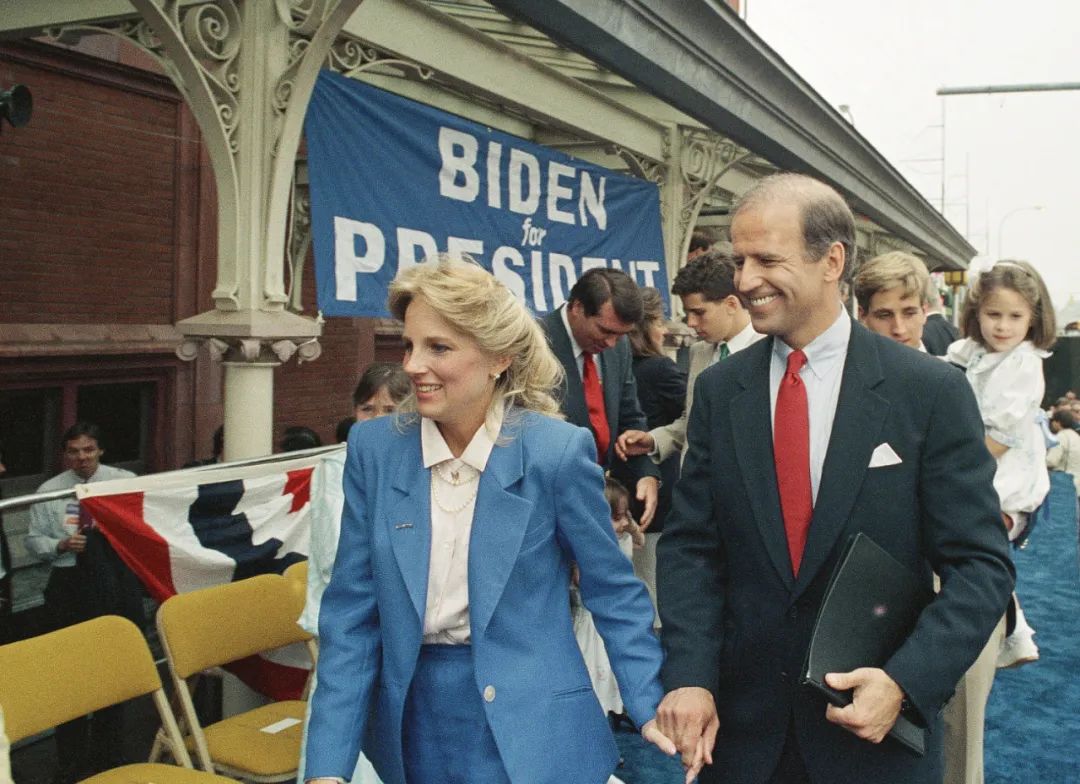 ·1988年，拜登与妻子为他首次参加总统大选拉票。
