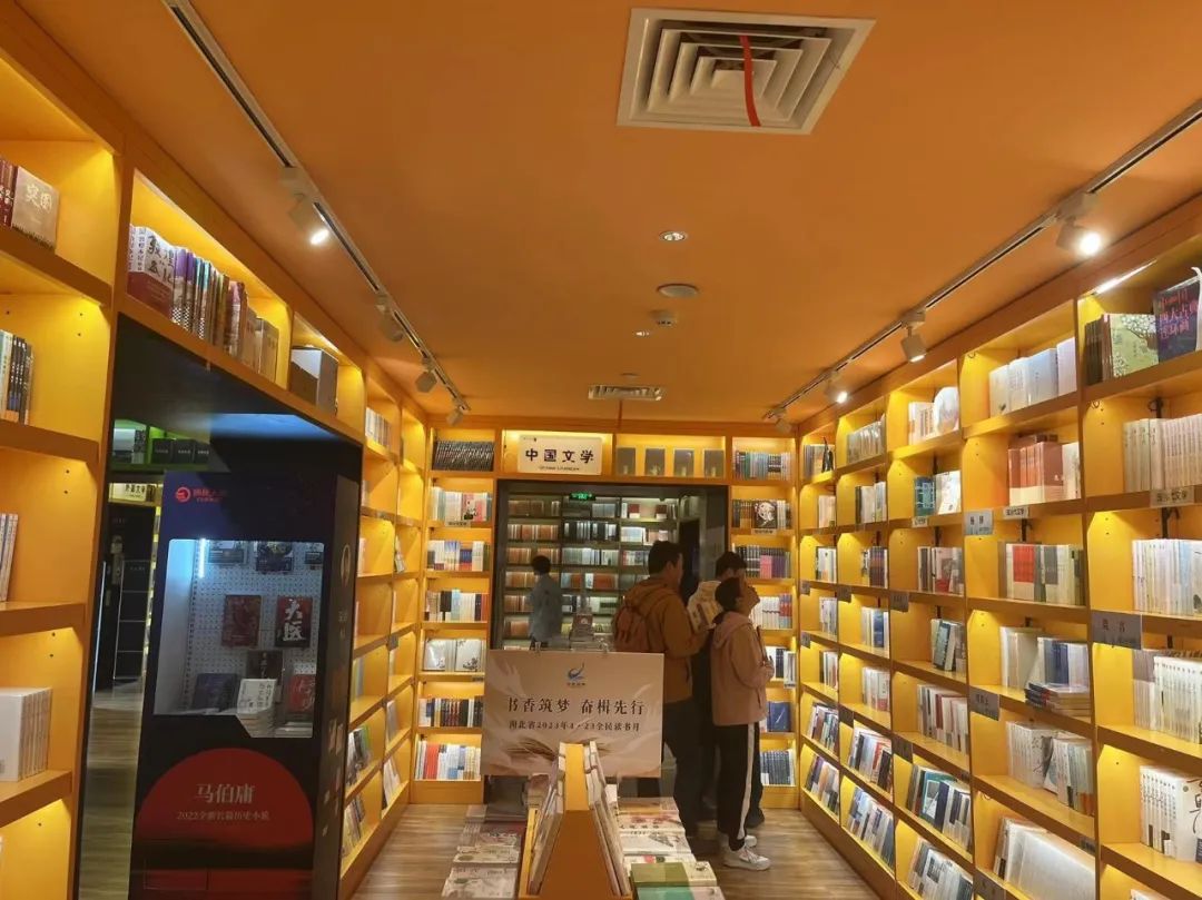 ▲湖北省外文书店，读者在选购图书。图/作者供图