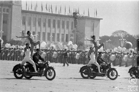 · 1959年，庆祝新中国成立十周年国庆游行中的体育方队。图自李虹微博。