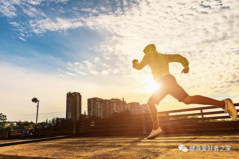 跑步的锻炼过程固然重要，热身的几种动作，同样不可忽视