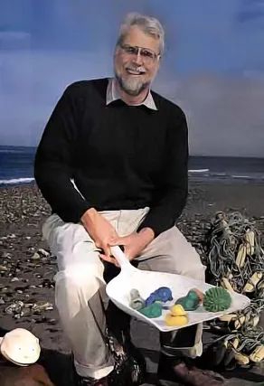 海洋学家Curtis Ebbesmeyer通过海上的漂浮物来研究洋流。| Wiki