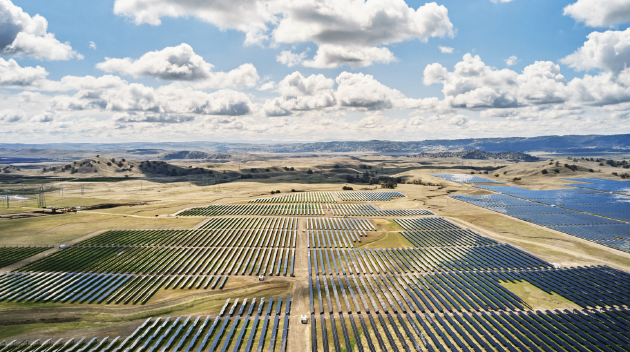 Apple 的 2019 年绿色债券支持公司在位于加利福尼亚州蒙特雷的 Cal Flats 太阳能项目设置集中式储能。
