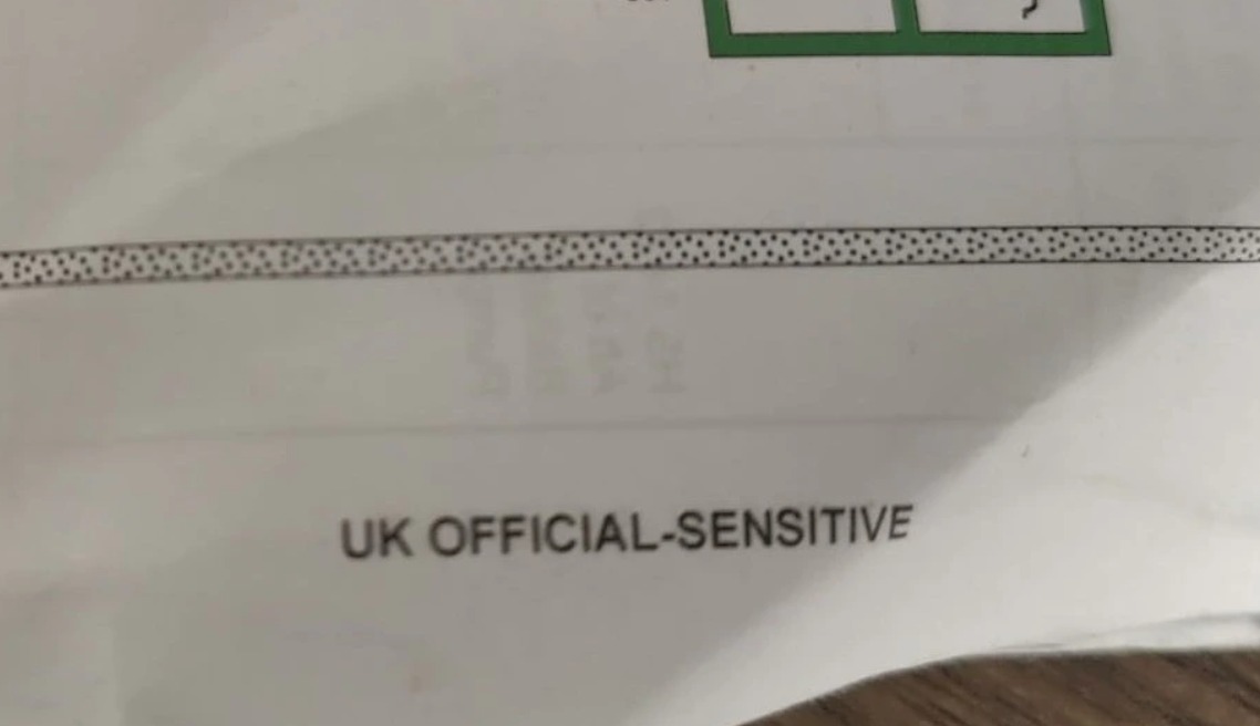 在酒吧厕所被发现的潜艇文件，标有“官方敏感文件”字样。图自《太阳报》