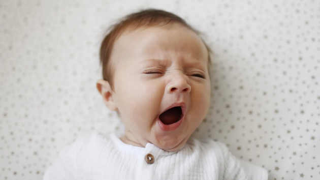 如果婴儿夜晚苏醒时不哭泣，他的父母可能误认为宝宝会安然入睡。