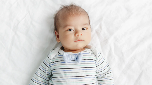 婴儿夜晚经常醒来可能令父母十分疲惫不堪，但这对于婴儿安全和健康至关重要。