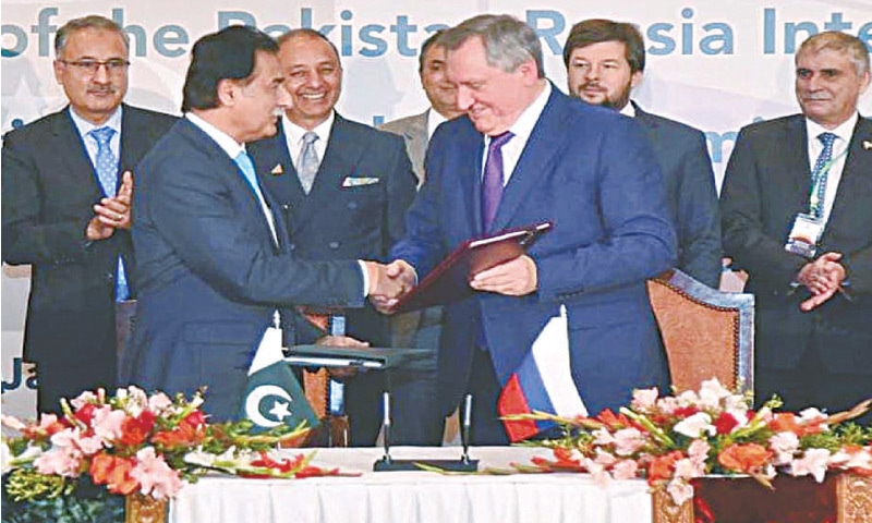 巴基斯坦经济事务部部长与俄罗斯能源部长（右）签署协议，图自《黎明报》