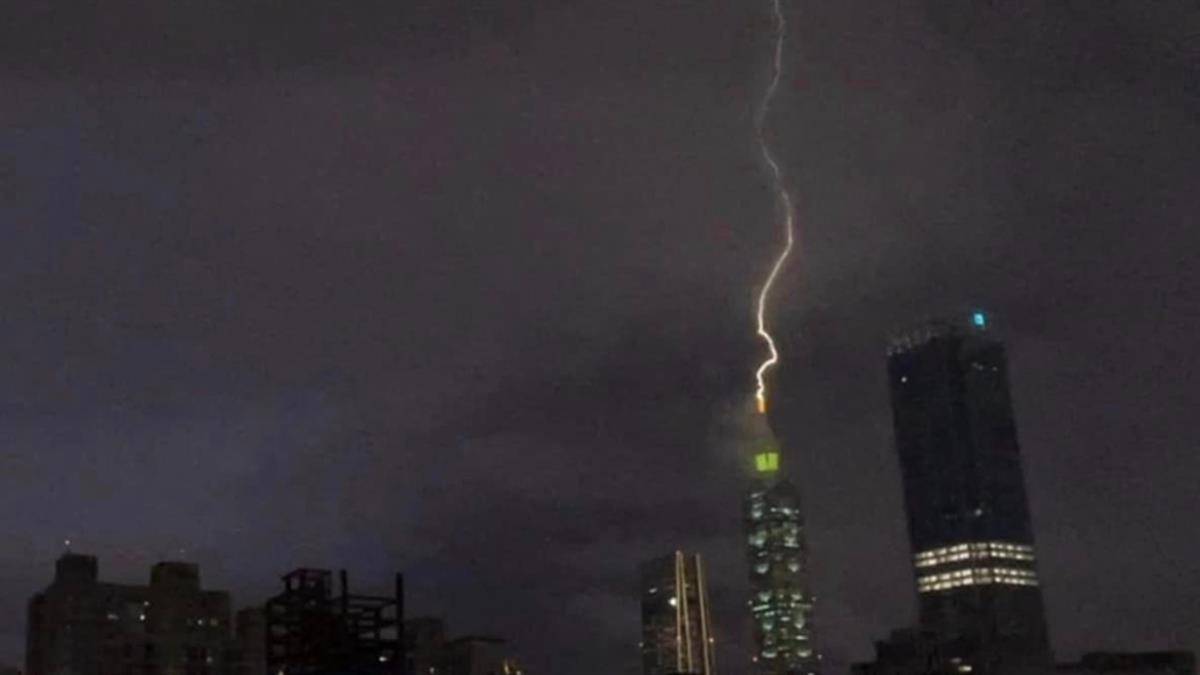 台北101大楼被闪电击中（图源：“东森新闻”）