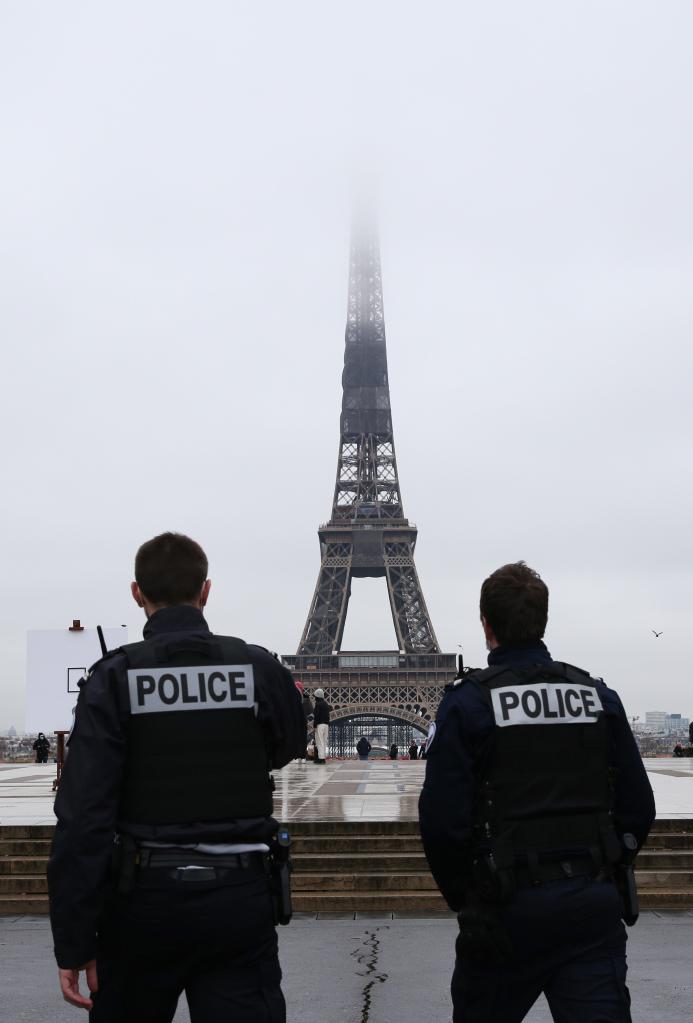 
                            2021年1月27日，警察在法国巴黎埃菲尔铁塔附近的特罗卡德罗广场巡逻。新华社记者 高静 摄