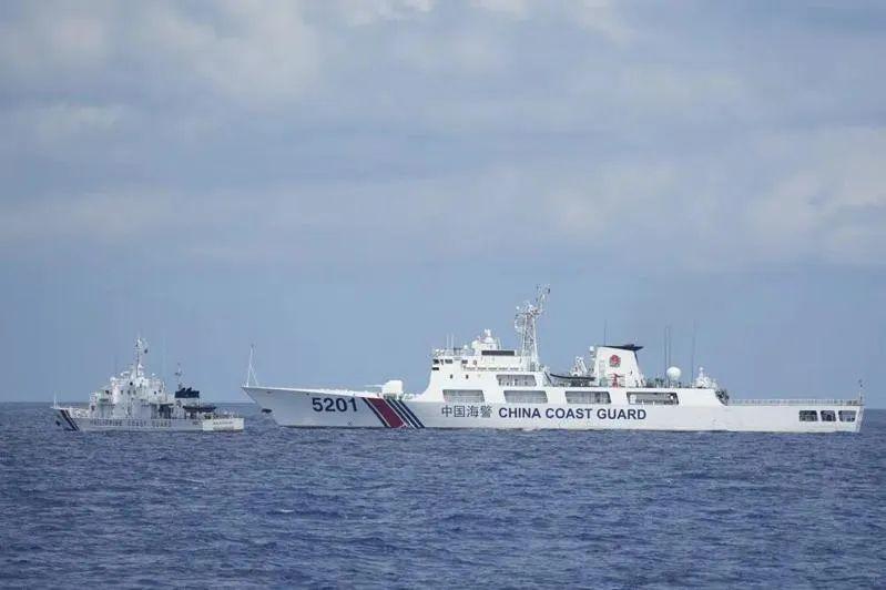 中国南海“碰碰船”为何越来越大？高挂Z字旗，054A导弹海警船？