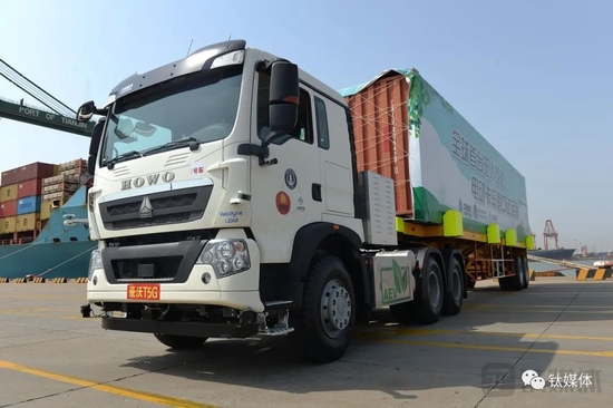 全球首台无人驾驶电动卡车天津港口试运营，这被视为最为快速的商业化路径。（图片来源@视觉中国）