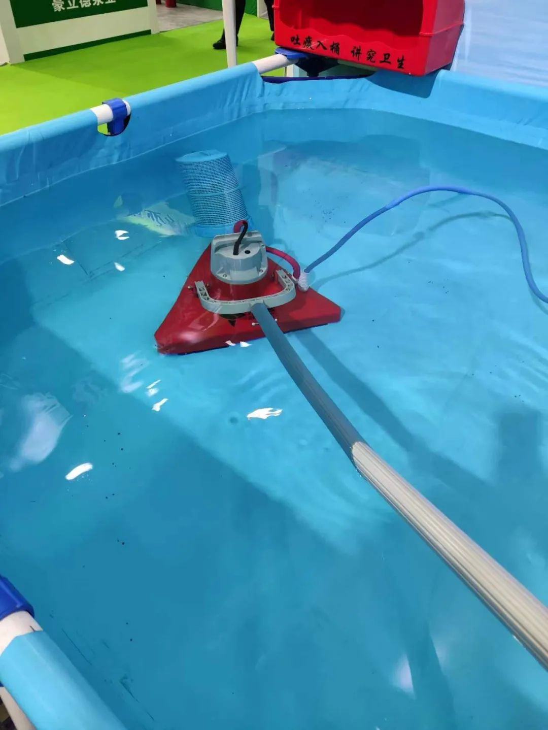 泳池清洁的未来，机器正在取代人工