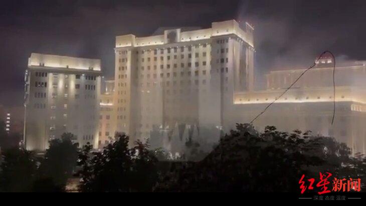 ↑俄罗斯国防部大楼被烟雾笼罩