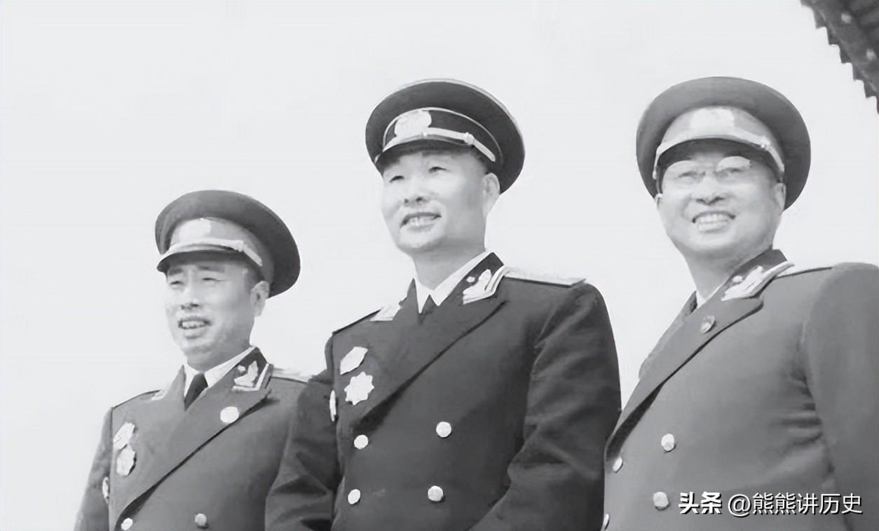 三位将军同框合影，左边曾是大将候选人，右边是我军第六大名将