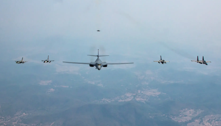 印度军演，美军派出B-1B轰炸机前去助阵，背后有何战略寓意？