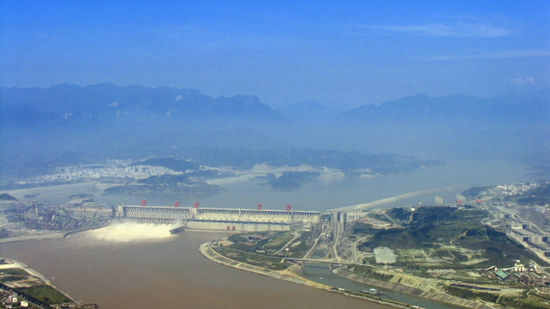 宇航员在太空中可以看到中国三峡大坝，因为这座水坝太大了。