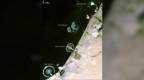 图中是太空角度拍摄到的迪拜人工棕榈岛，棕榈群岛建造过程较复杂，从波斯湾底部挖沙，然后将沙子喷洒在适当区域，创造出所需的外形结构。卫星技术在这些人工岛屿的建设中发挥了重要作用，因为喷沙船依靠全球定位系统的卫星读数来定位目标