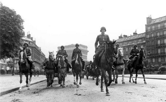 1940年6月，法国战役结束后，胜利的德军骑兵走过凯旋门