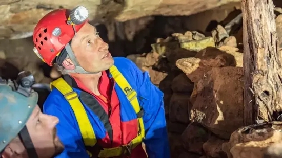 图为考古学家杰米·隆德和洞穴探险俱乐部队长艾德·科格伦一起考察这处位于阿尔德利角地下的钴矿。