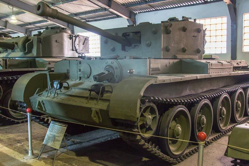 英国“克伦威尔”坦克，装有劳斯莱斯发动机，动力充沛却火力不足