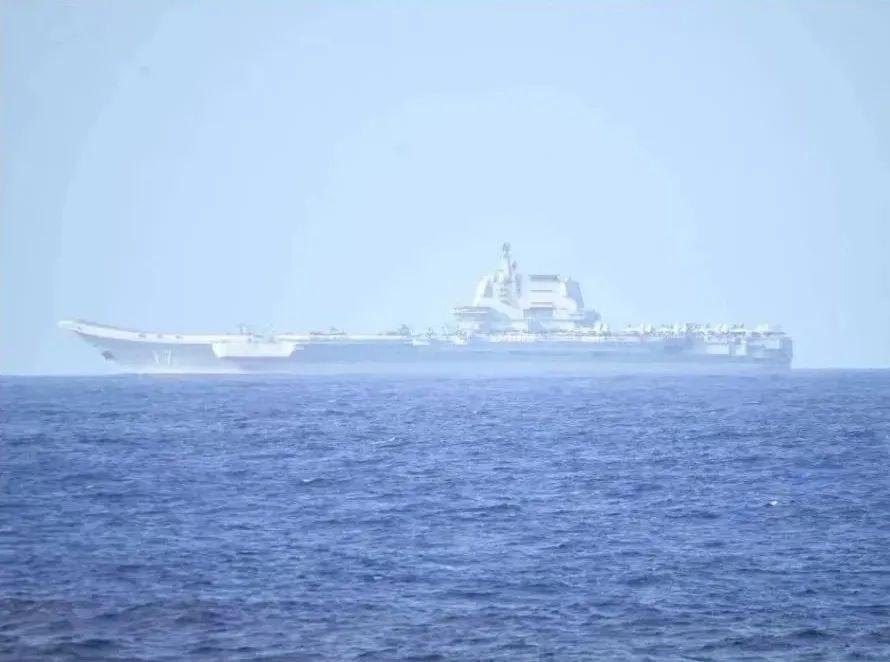 中国海军“山东”舰挺进关岛400海里！网友：让美军也尝尝滋味！