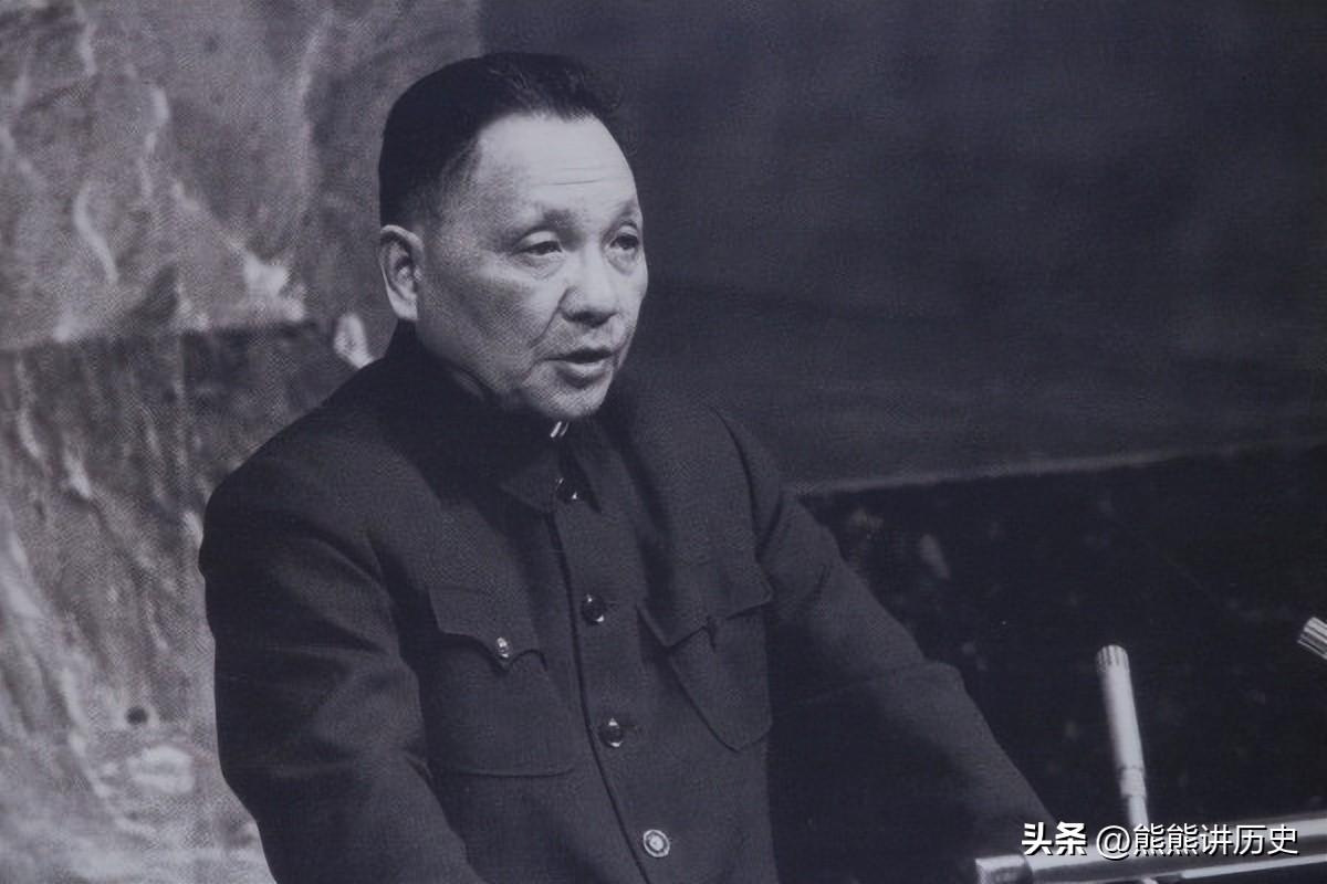 淮海大战最高指挥官合影留念，左边的是粟司令，站在C位的是刘帅